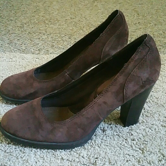 dark brown suede pumps